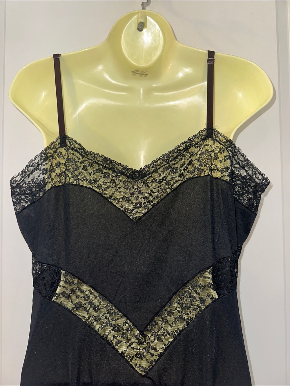 Vtg  50s/60s‎ Van Raalte Black Lace Slip with V-Neck & Wide Lace Hem - Picture 6 of 8